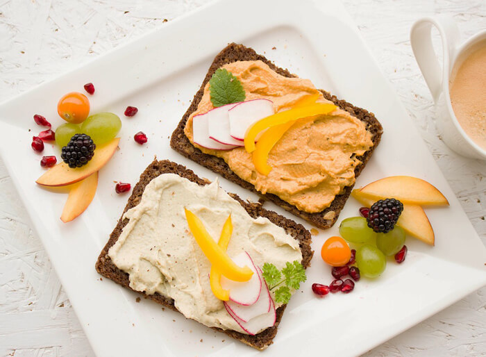 Vollkorn-Brot auf Frühstücksteller