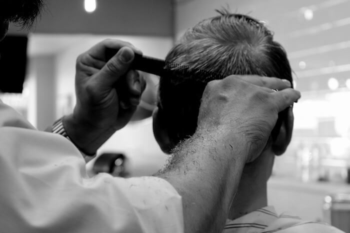 Haare schneiden lassen beim Frisör