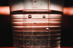 Papp- oder Plastikbecher im Fitnessstudio – was eignet sich besser?
