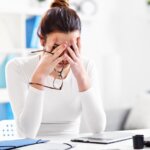 Stress loswerden während eines langen Arbeitstages im Büro