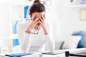 Stress loswerden während eines langen Arbeitstages im Büro