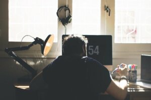 Ergonomischer Arbeitsplatz: gesunder Rücken am Schreibtisch